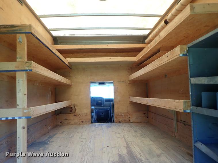 image for item DE5348 2000 GMC Savana 3500 box truck