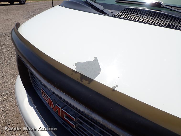 image for item DE5348 2000 GMC Savana 3500 box truck