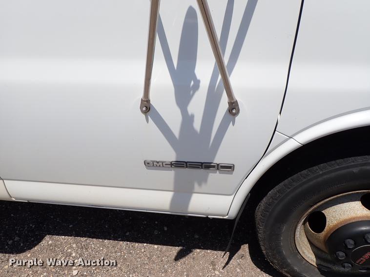 image for item DE5348 2000 GMC Savana 3500 box truck