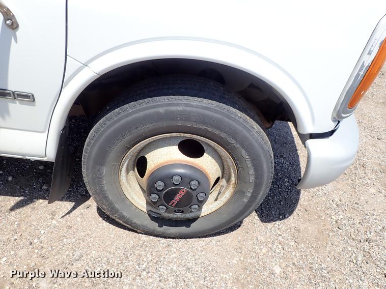 image for item DE5348 2000 GMC Savana 3500 box truck