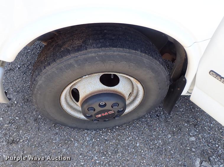 image for item DE5348 2000 GMC Savana 3500 box truck