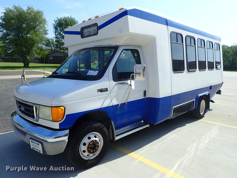 image for item DE5352 2003 Ford Econoline E450 handicap accessible shuttle bus