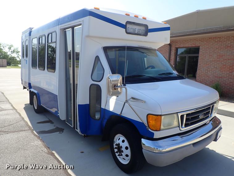image for item DE5352 2003 Ford Econoline E450 handicap accessible shuttle bus
