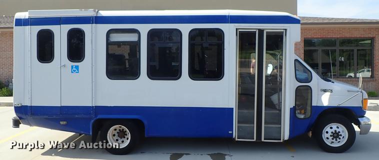 image for item DE5352 2003 Ford Econoline E450 handicap accessible shuttle bus