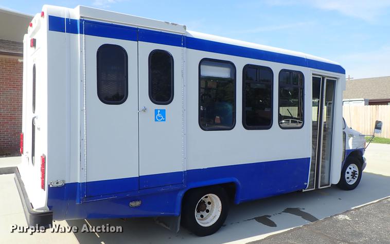 image for item DE5352 2003 Ford Econoline E450 handicap accessible shuttle bus