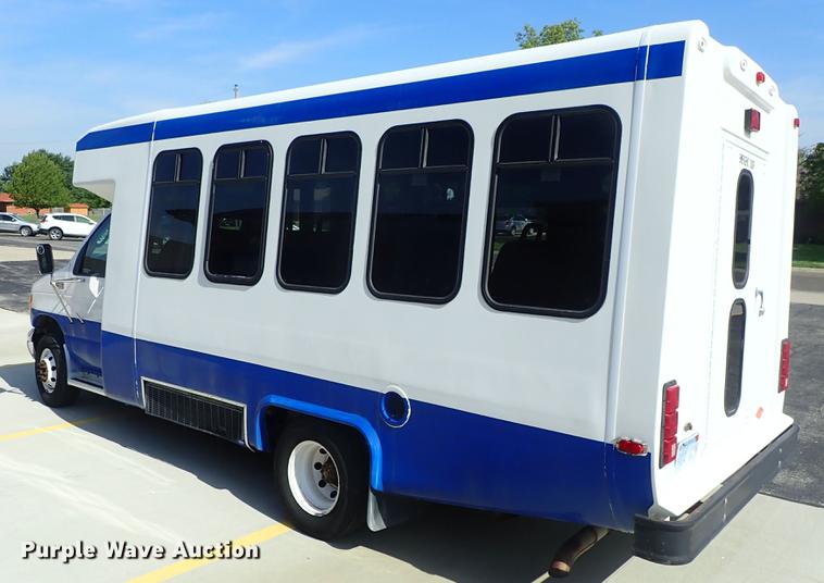 image for item DE5352 2003 Ford Econoline E450 handicap accessible shuttle bus