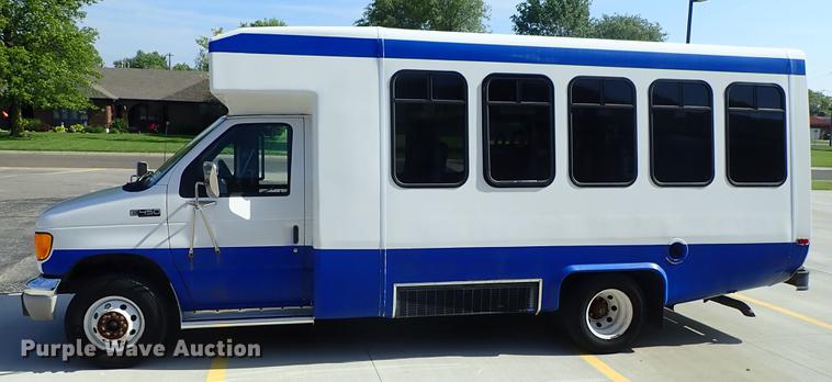 image for item DE5352 2003 Ford Econoline E450 handicap accessible shuttle bus