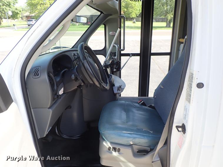 image for item DE5352 2003 Ford Econoline E450 handicap accessible shuttle bus