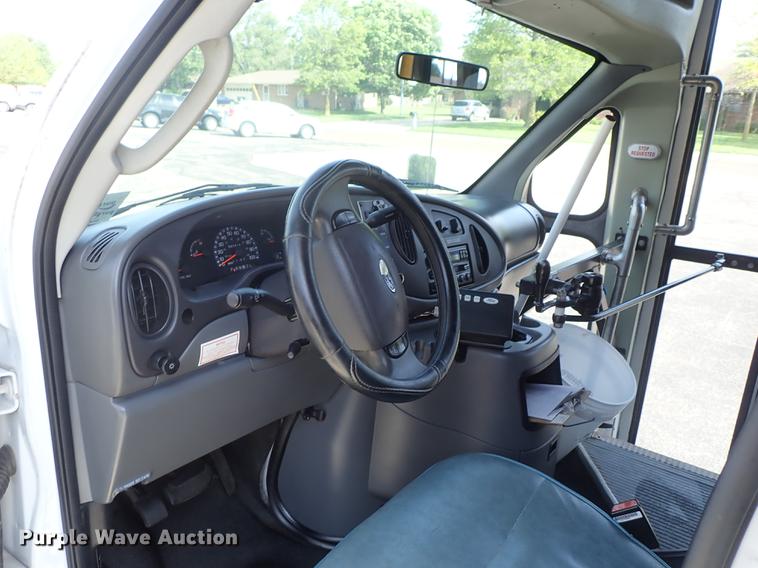 image for item DE5352 2003 Ford Econoline E450 handicap accessible shuttle bus
