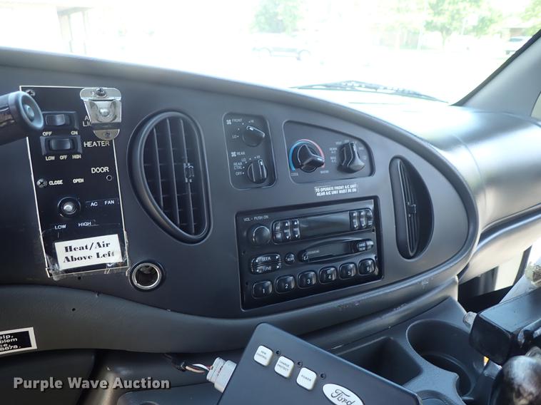 image for item DE5352 2003 Ford Econoline E450 handicap accessible shuttle bus