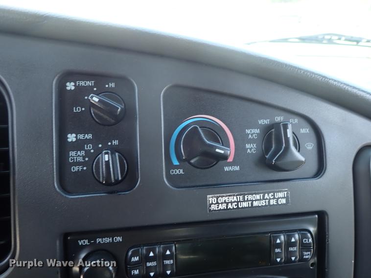 image for item DE5352 2003 Ford Econoline E450 handicap accessible shuttle bus