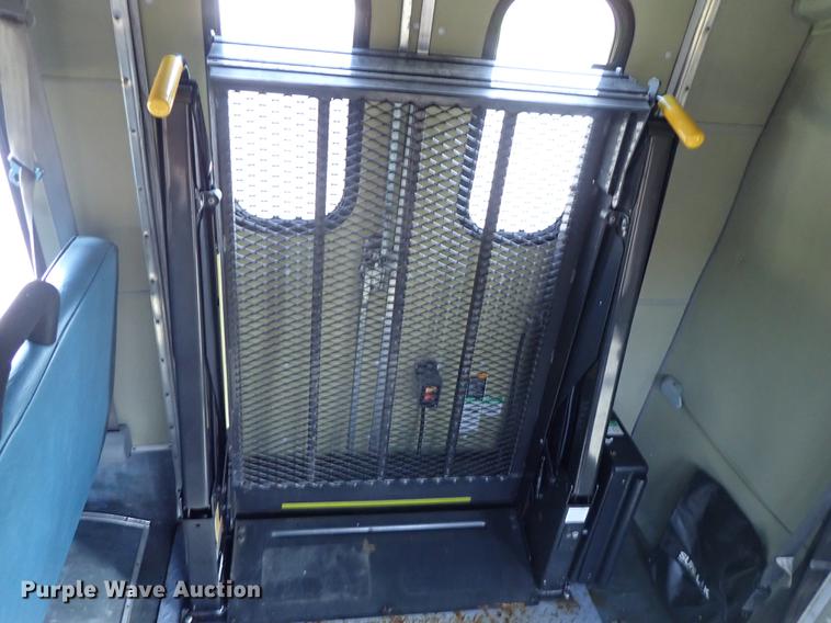 image for item DE5352 2003 Ford Econoline E450 handicap accessible shuttle bus