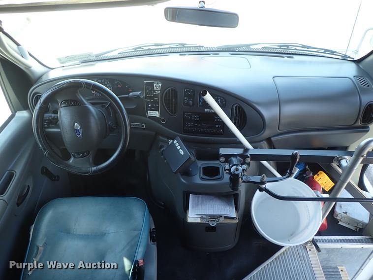 image for item DE5352 2003 Ford Econoline E450 handicap accessible shuttle bus