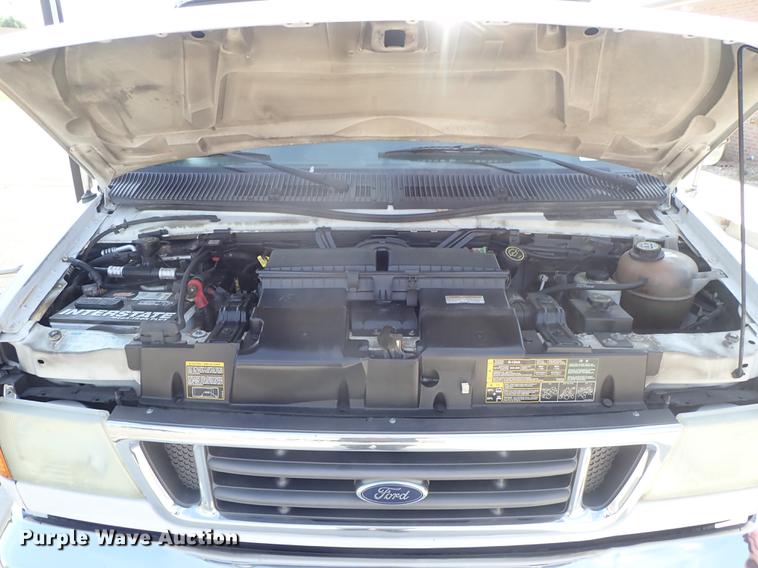 image for item DE5352 2003 Ford Econoline E450 handicap accessible shuttle bus