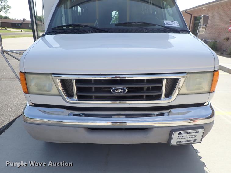 image for item DE5352 2003 Ford Econoline E450 handicap accessible shuttle bus