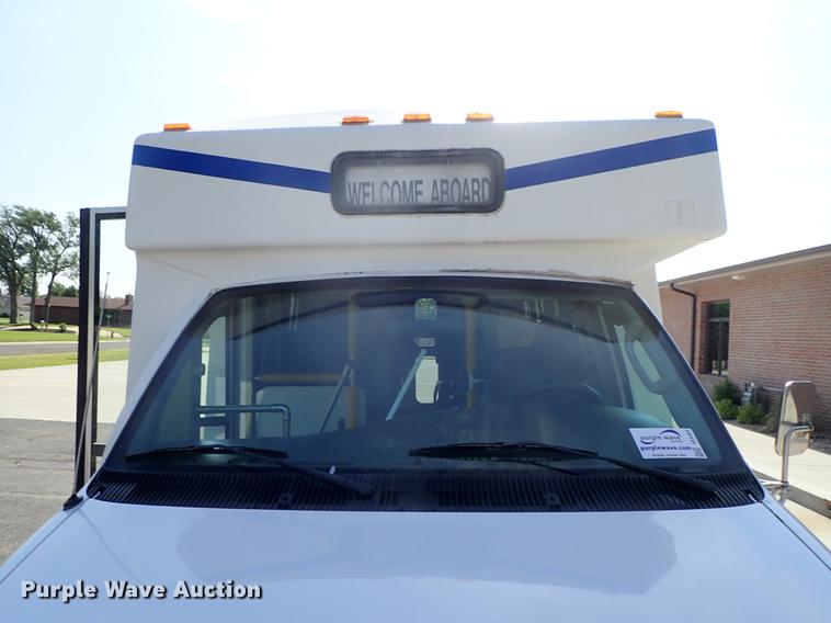 image for item DE5352 2003 Ford Econoline E450 handicap accessible shuttle bus