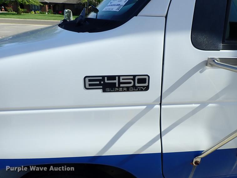 image for item DE5352 2003 Ford Econoline E450 handicap accessible shuttle bus