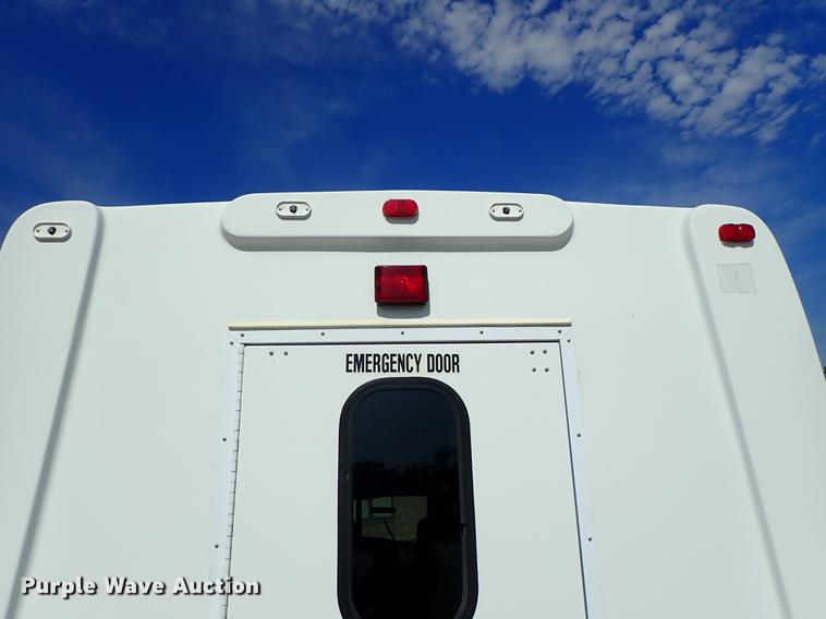 image for item DE5352 2003 Ford Econoline E450 handicap accessible shuttle bus