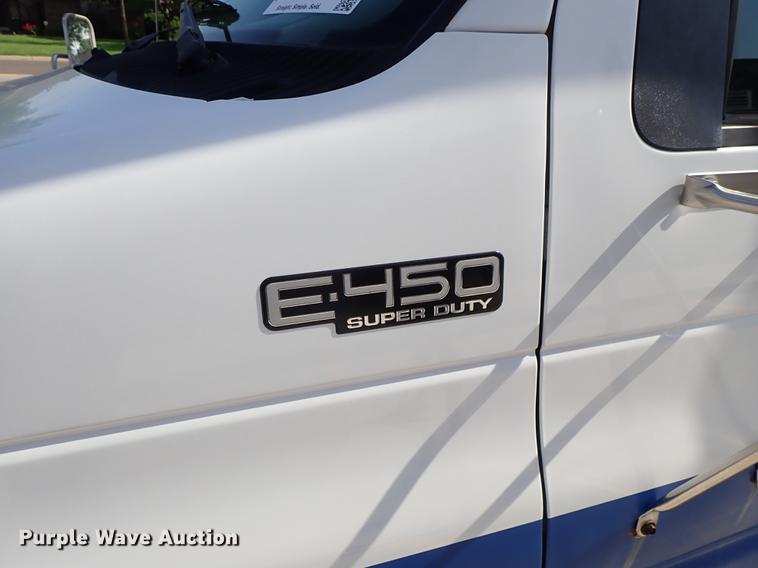 image for item DE5352 2003 Ford Econoline E450 handicap accessible shuttle bus