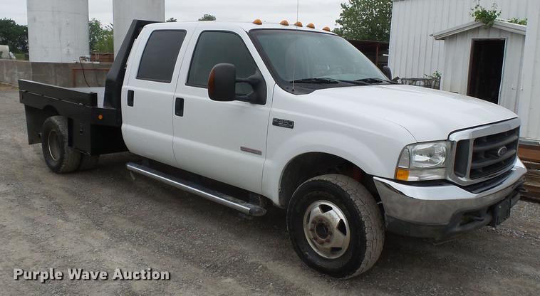 image for item DE7792 2004 Ford F350 Super Duty Crew Cab flatbed pickup truck