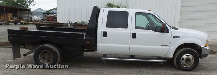 image for item DE7792 2004 Ford F350 Super Duty Crew Cab flatbed pickup truck