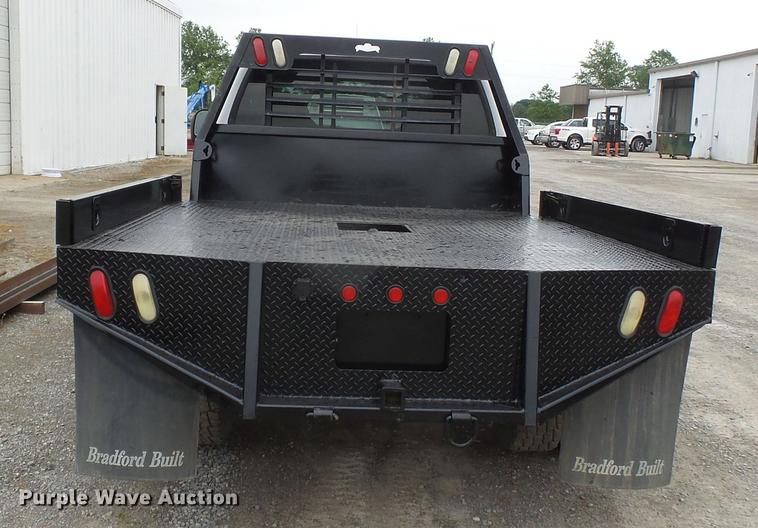 image for item DE7792 2004 Ford F350 Super Duty Crew Cab flatbed pickup truck