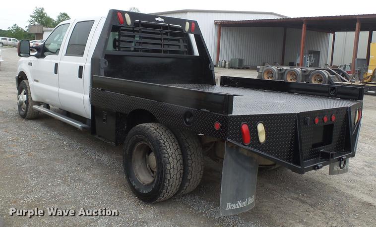 image for item DE7792 2004 Ford F350 Super Duty Crew Cab flatbed pickup truck