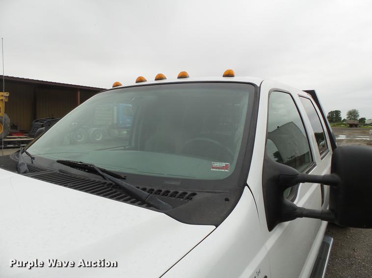 image for item DE7792 2004 Ford F350 Super Duty Crew Cab flatbed pickup truck