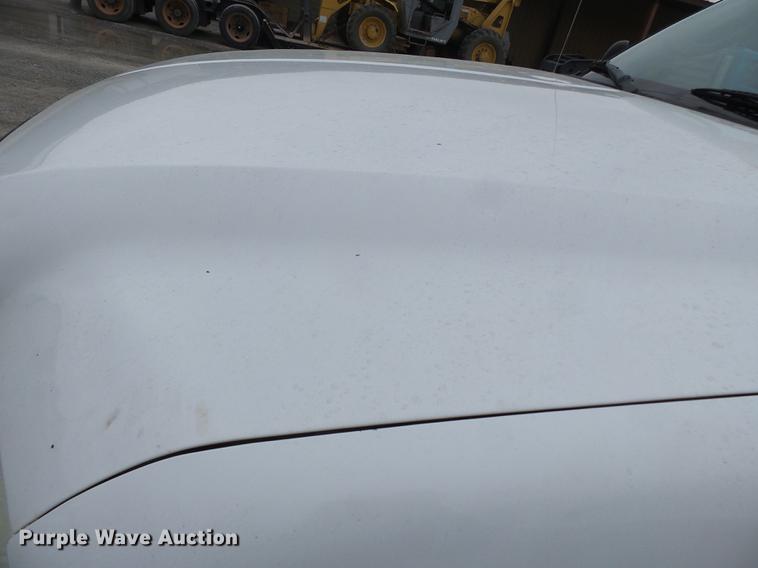 image for item DE7792 2004 Ford F350 Super Duty Crew Cab flatbed pickup truck