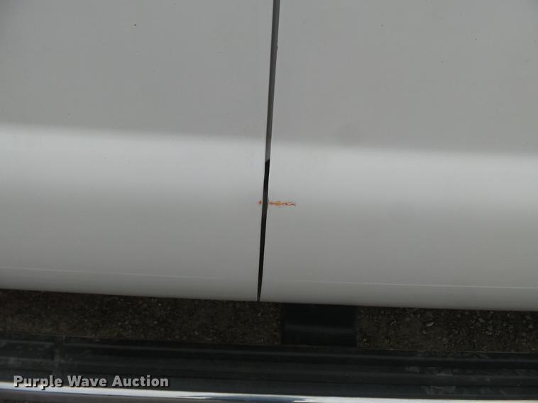 image for item DE7792 2004 Ford F350 Super Duty Crew Cab flatbed pickup truck