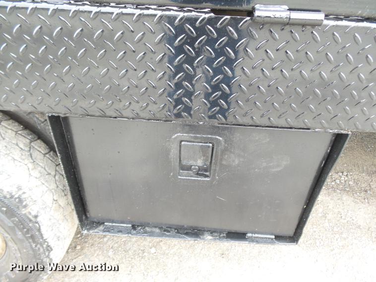 image for item DE7792 2004 Ford F350 Super Duty Crew Cab flatbed pickup truck