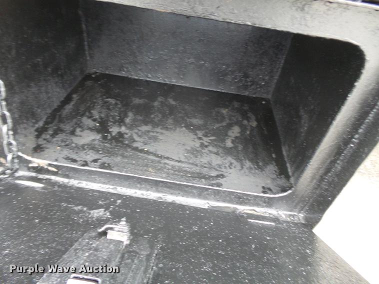 image for item DE7792 2004 Ford F350 Super Duty Crew Cab flatbed pickup truck