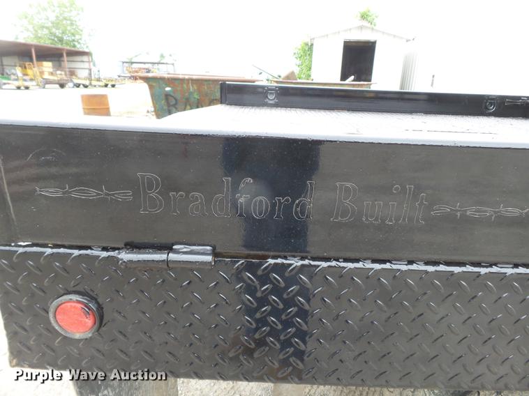 image for item DE7792 2004 Ford F350 Super Duty Crew Cab flatbed pickup truck