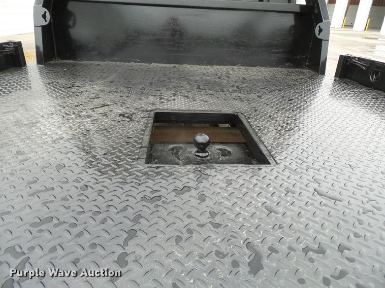 image for item DE7792 2004 Ford F350 Super Duty Crew Cab flatbed pickup truck