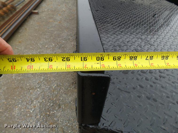 image for item DE7792 2004 Ford F350 Super Duty Crew Cab flatbed pickup truck