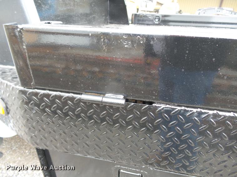 image for item DE7792 2004 Ford F350 Super Duty Crew Cab flatbed pickup truck