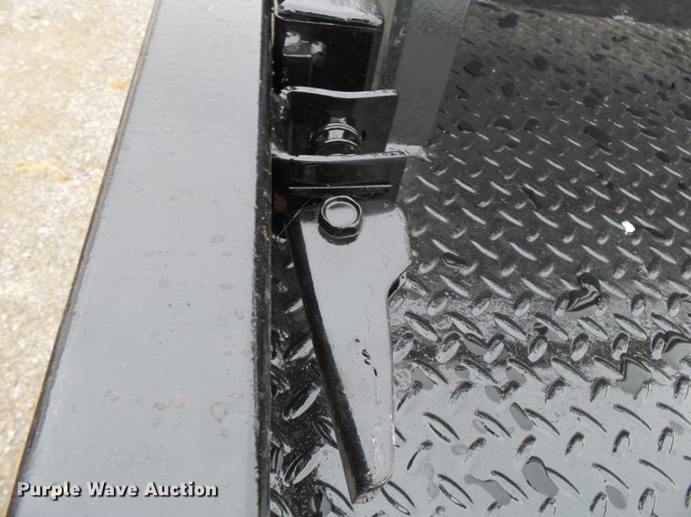 image for item DE7792 2004 Ford F350 Super Duty Crew Cab flatbed pickup truck