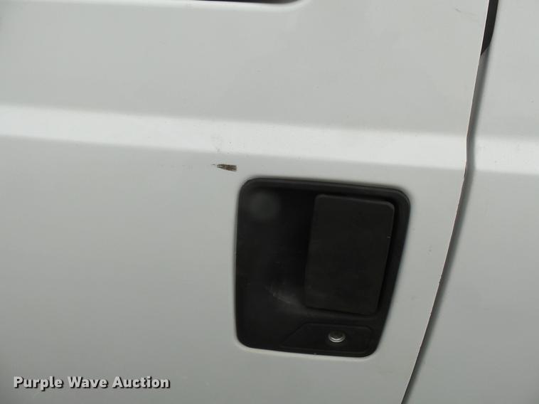 image for item DE7792 2004 Ford F350 Super Duty Crew Cab flatbed pickup truck