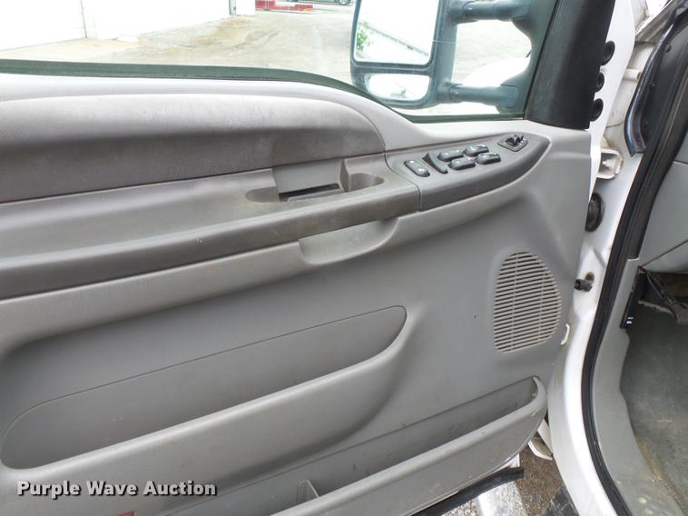 image for item DE7792 2004 Ford F350 Super Duty Crew Cab flatbed pickup truck