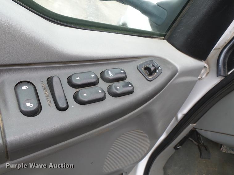 image for item DE7792 2004 Ford F350 Super Duty Crew Cab flatbed pickup truck