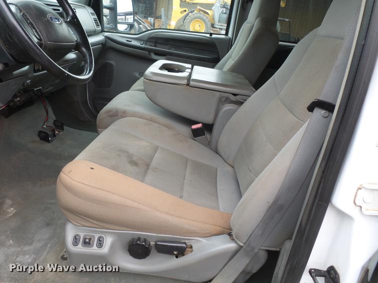 image for item DE7792 2004 Ford F350 Super Duty Crew Cab flatbed pickup truck