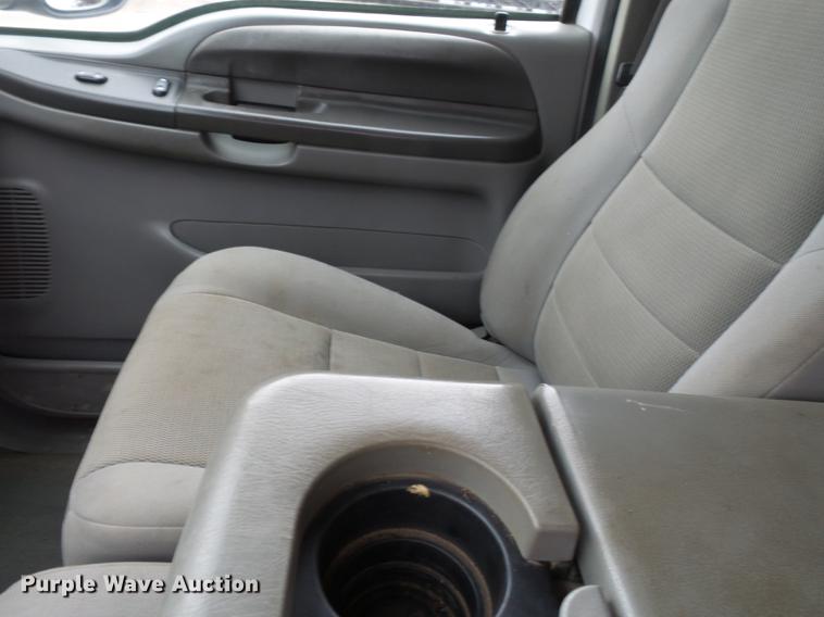 image for item DE7792 2004 Ford F350 Super Duty Crew Cab flatbed pickup truck