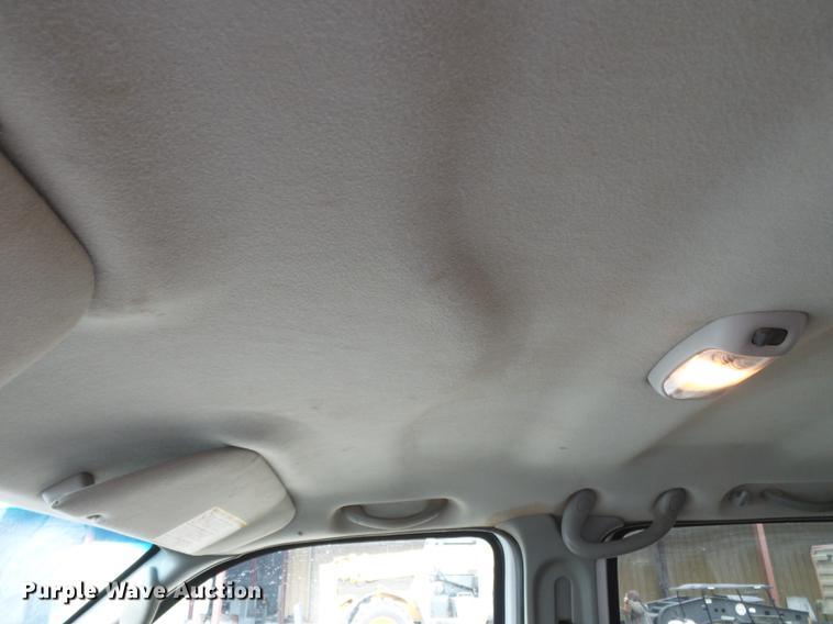 image for item DE7792 2004 Ford F350 Super Duty Crew Cab flatbed pickup truck