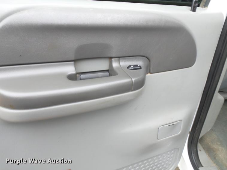 image for item DE7792 2004 Ford F350 Super Duty Crew Cab flatbed pickup truck