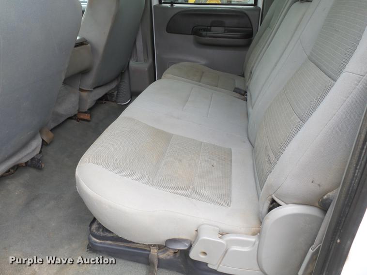 image for item DE7792 2004 Ford F350 Super Duty Crew Cab flatbed pickup truck