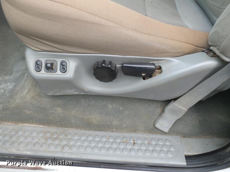 image for item DE7792 2004 Ford F350 Super Duty Crew Cab flatbed pickup truck