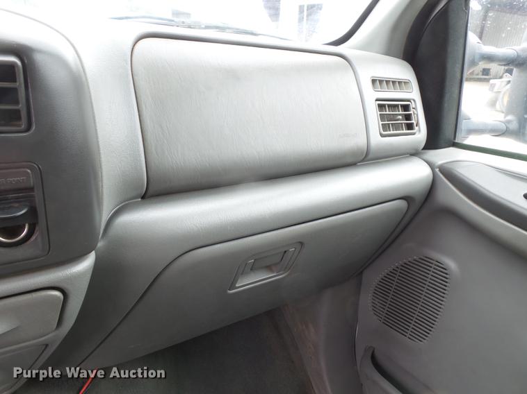 image for item DE7792 2004 Ford F350 Super Duty Crew Cab flatbed pickup truck