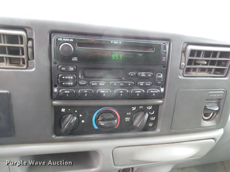 image for item DE7792 2004 Ford F350 Super Duty Crew Cab flatbed pickup truck