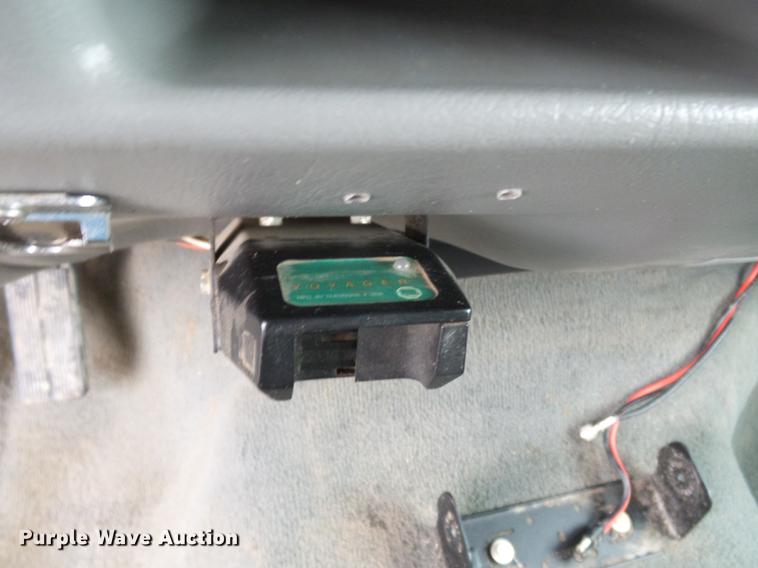 image for item DE7792 2004 Ford F350 Super Duty Crew Cab flatbed pickup truck