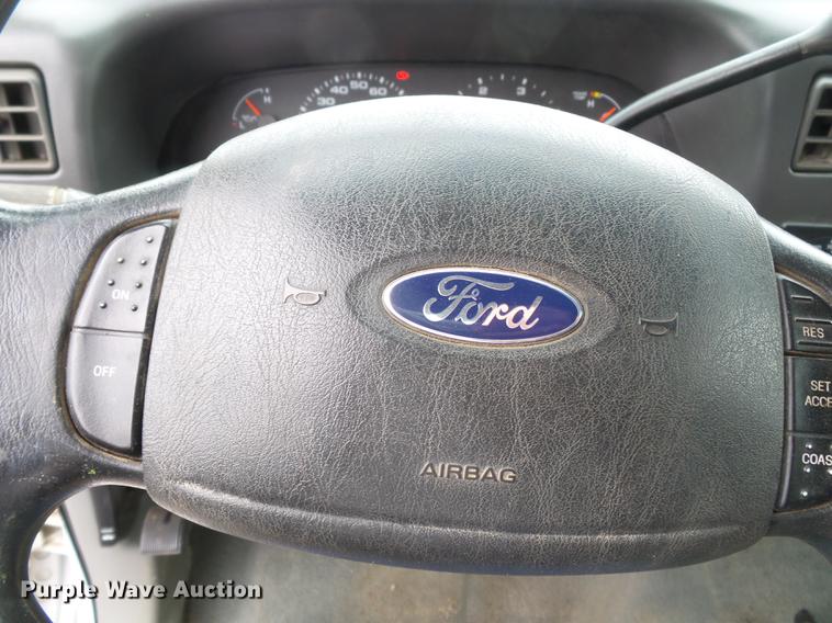 image for item DE7792 2004 Ford F350 Super Duty Crew Cab flatbed pickup truck